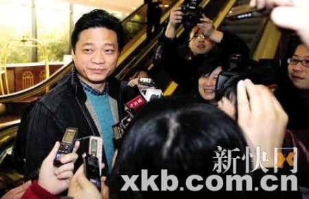 国政协委员崔永元到全国两会驻地报到，记者们紧追采访。